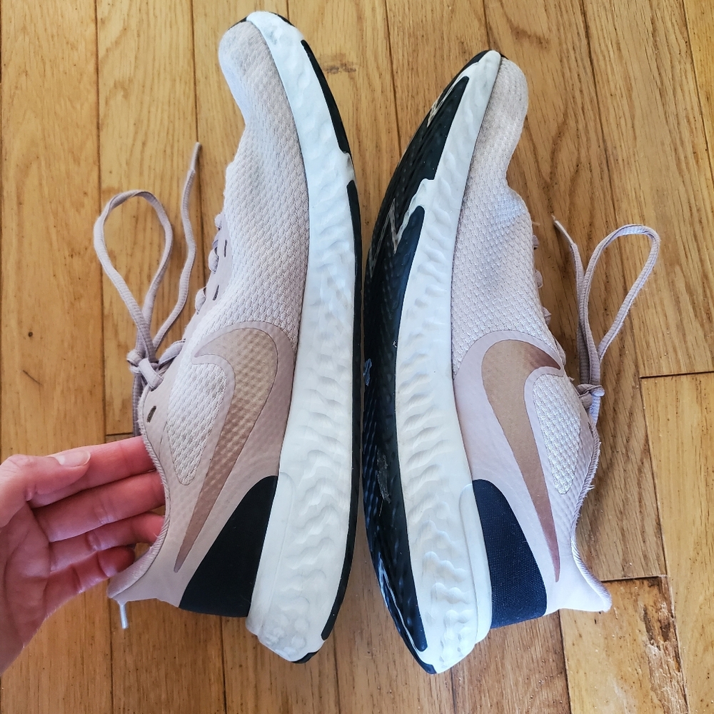 nike revolution 5 women's running shoes on feet